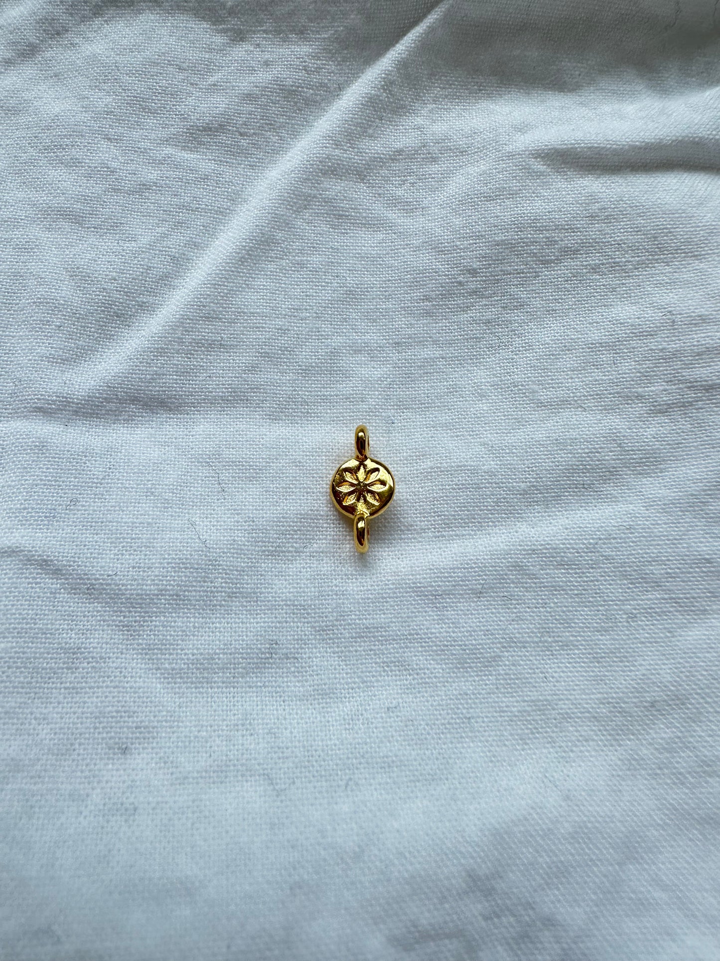 Pendentif doré fleur